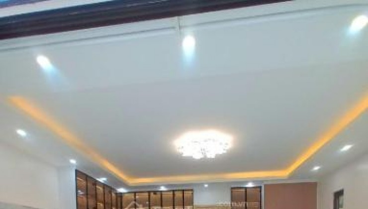 Nhà đẹp ở ngay 35m2 x 5 tầng thang máy chạy vèo vèo khu Hoàng Hoa Thám