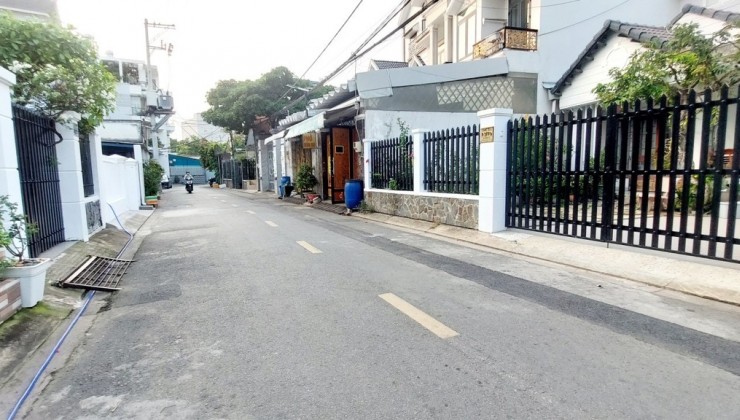 Bán nhà tại Quận 2, Ngộp bank bán gấp, Nhà Quận 2, ô tô vào nhà,, DTS:258M2, 4PN