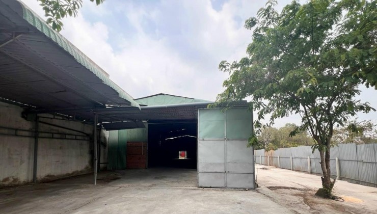 Cho thuê kho xưởng đường dx Phú Mỹ, TDM giá rẻ. Tổng diện tích: 1100m2, trong đó có kho diện tích 500m2.15Triệu/Tháng, cọc 2 tháng