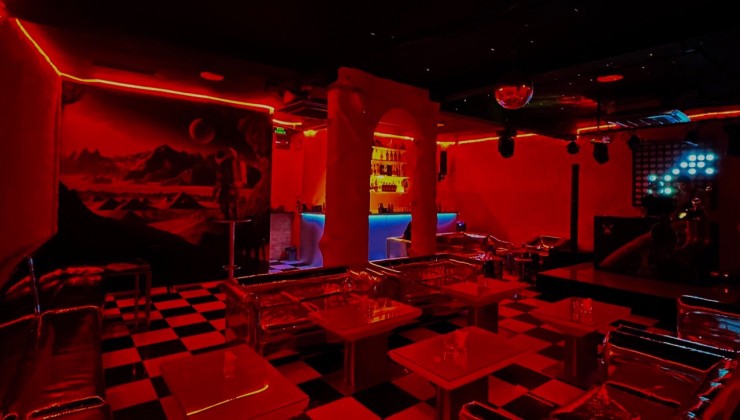 Mình sang quán Lounge ~180m2 gần Bùi Viện, Quận 1