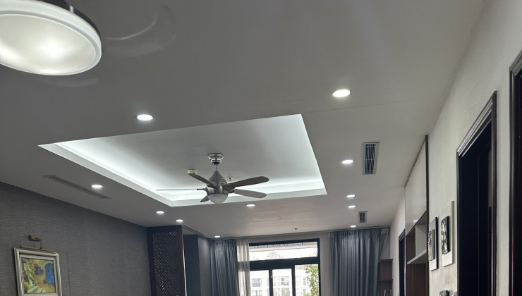 Chủ nhà cần bán gấp căn hộ 2PN 104m2 tòa R5 Vinhomes RoyalCity giá tốt cực