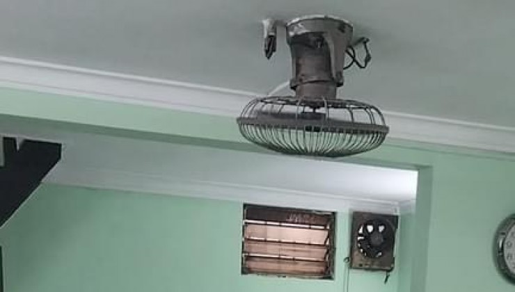 6 triệu/ tháng, cọc 1 đóng 3. Cho thuê nhà 30 m x 2 tầng + sân 25 m ở Hoàng Hoa Thám. Tầng 1 là phòng khách + bếp ( có thể nấu ngoài sân cho thoáng),