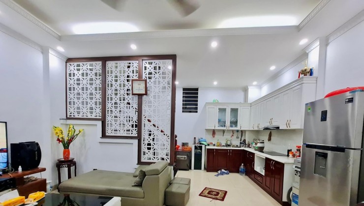 Nhà Lạc Long Quân – Võ Chí Công 40m2, 5 tầng, gần ô tránh mà chỉ 6.7 tỷ