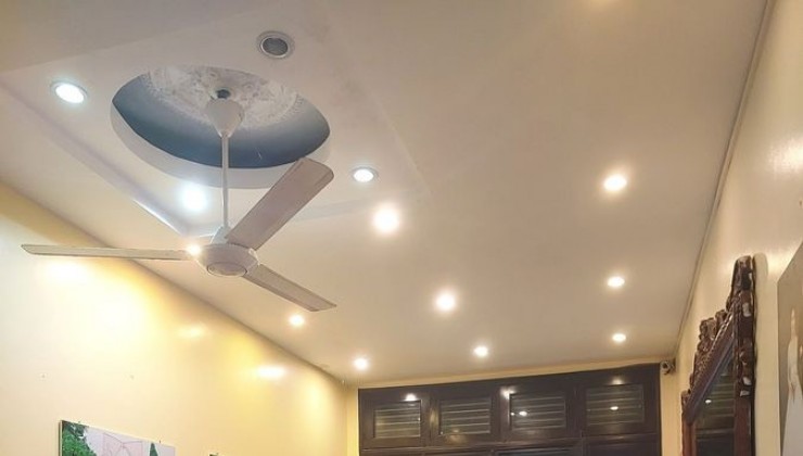 BÁN NHÀ: Nghĩa Tân 
Diện tích: 45m2 / 4 tầng / GIÁ 12.5 tỷ