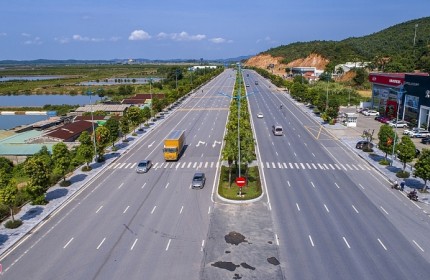 Cần bán lô đất giá quá rẻ QL 18. Nằm trên Tuyến đường rộng và hiện đại nhất tỉnh Quảng Ninh gồm 10 làn xe. Đối diện là dự án Vin Hạ Long Xanh đã khởi