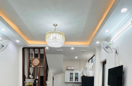 Bán nhà ngõ 175 Nguyễn Khang, 32m2, 5 tầng, 50m ra mặt phố, tặng nội thất, giá 6.95 tỷ