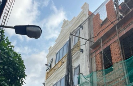 NHỈNH 3 TỶ CHỦ XÂY Ở CHẮC CHẮN NHÌN NHIỀU XẸC NHƯNG LẠI LÀ HẺM XE HƠI   - NHÀ MỚI FULL NỘI THẤT