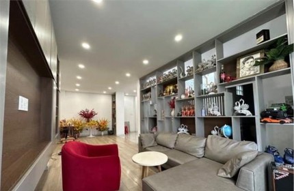 HẺM TRƯỚC NHÀ 5M. GẦN 80M HẺM  XE HƠI 7 CHỖ GẦN NGUYỄN THỊ THẬP