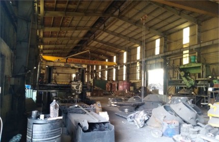 nhà xưởng sản xuất công nghiệp nặng, luyện kim , bể xử lý nước thải hiện đại. nhúng kém axit