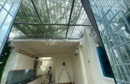 Nhà đẹp ở ngay 35m2 x 5 tầng thang máy chạy vèo vèo khu Hoàng Hoa Thám