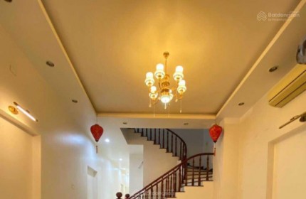 Nhà HXH Mê Linh, BT. Ngang: 4.6m diện tích: 101,7 m2 - 148 triệu/m2 - Quận 1 200m đi bộ