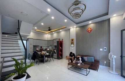 BÁN NHÀ ĐẸP, MỚI XÂY FULL NỘI THẤT, đường Đào Tông Nguyên, Huyện Nhà Bè. 
DTSD 120M2
Gía 5,2 tỷ TL