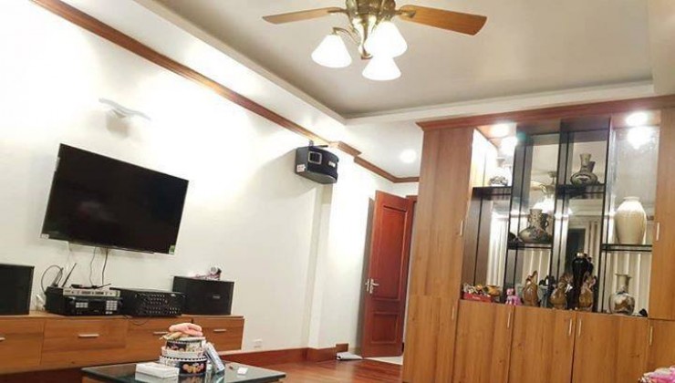 Bán nhà Hào Nam đẹp hiếm nhỉnh 5 tỷ diện tích 40m2 thoáng sáng, ngõ to