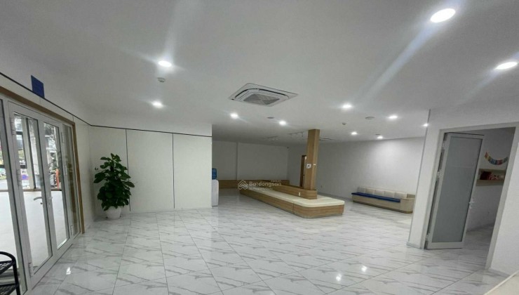 Cho thuê mặt bằng DT 380m2 đường 2 tháng 9 vị trí đắc địa siêu VIP tại Đà Nẵng