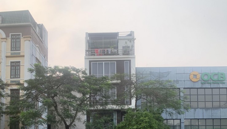 nhà mặt phố Nguyễn Văn Cừ 130m x 3tầng, MT 7.5m, vỉa hè 7m, full thổ cư