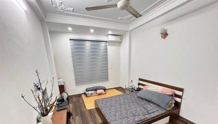 GIAO BÁN NHÀ GIÁ TỐT LẤY LỘC 4 tầng phố long biên 40m2 giá 3.x tỷ dân xây