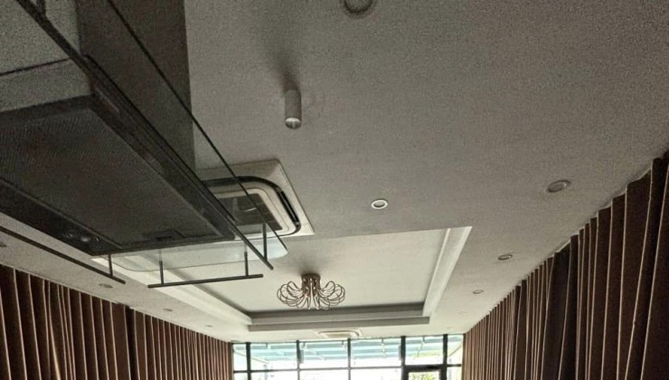 BT sân vườn 4T x 171m2, MT 15m. Mặt P. Tô Ngọc Vân, Tây Hồ. Giá 70 tỷ.