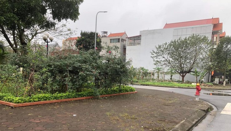 Hàng cực hiếm  DMC Huyện Đội- Phường Hồ . Đối diện vườn hoa , sân bóng . giá chỉ từ nhỉnh 3 tỷ/ lô.