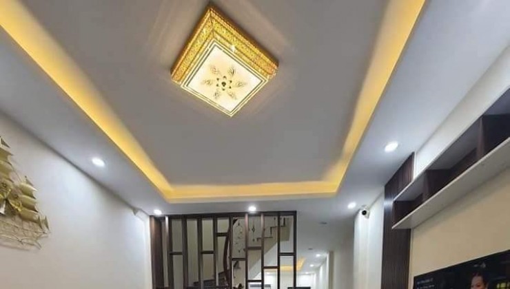 Bán nhà Hào Nam đẹp hiếm nhỉnh 5 tỷ diện tích 40m2 thoáng sáng, ngõ to