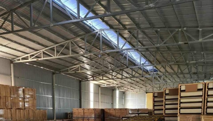 Cho thuê xưởng Tân Uyên Bình Dương.Diện tích đất: 1800m².Diện tích xưởng: 1350m².Đường xe container, bình điện 250kVA