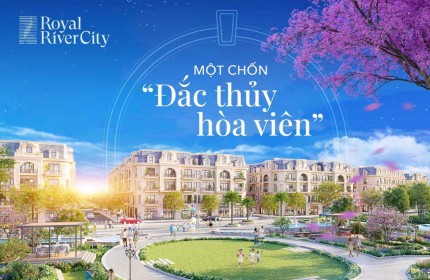 Tháng 5, mùa hoa bằng lăng tím thơ mộng đã về trên khắp các con phố ở Hải Phòng. Sắc tím biểu tượng cho sự thuỷ chung, thuần khiết, khiến ai đi qua