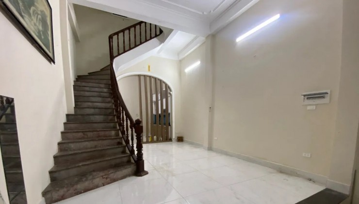 Bán nhà Hoàng Quốc Việt,cạnh  Học Viện Chính Trị,oto quanh nhà,kinh doanh,50m2, 4T, MT4,4m, giá nhỉnh 13 tỷ