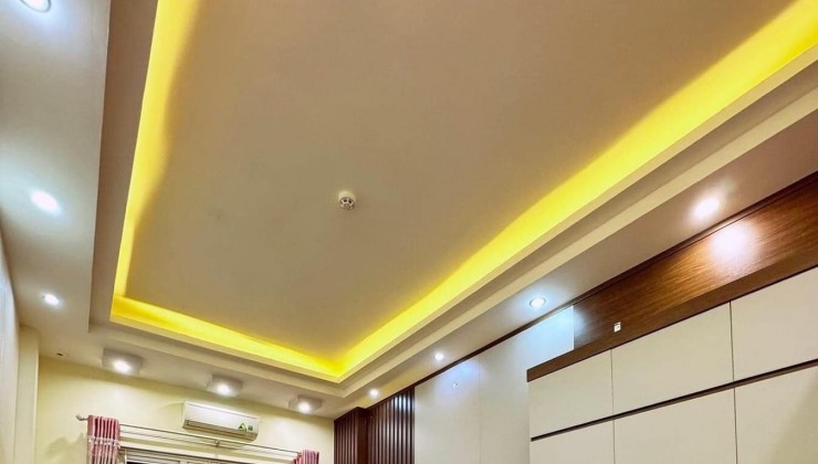 Bán gấp, Nguyễn Khang Cầu Giấy  35m2 . 5T. 7.25 tỷ Full nội Thất , Thoáng trước sau 50m ra mặt phố.