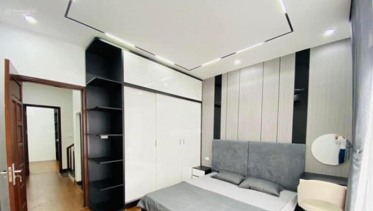 Bán nhà Hoàng Mai Oto oto 7 chỗ đỗ cổng  LH em Hạnh 0814982137