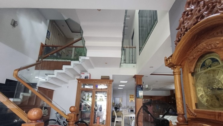 + Nhà biệt thự 3 tầng Kiệt Nguyễn Phước Nguyên Thanh Khê có sân rộng bán Cfe.