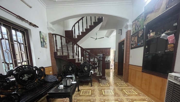 Bán nhà Ngọc Lâm - nhà rộng 40m2, 3 tầng x 3 ngủ, ở sướng, giá nét 3 tỷ, full nội thất