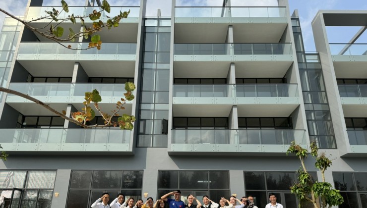 Nhà 5 tầng, 6x28m, sổ riêng, mặt tiền sát biển, kinh doanh thuận lợi, gần tháp Nghinh Phong