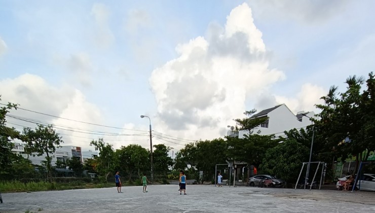 Lô góc 2 mặt tiền đối diện công viên, ngay Đại Học Sư Phạm Đà Nẵng