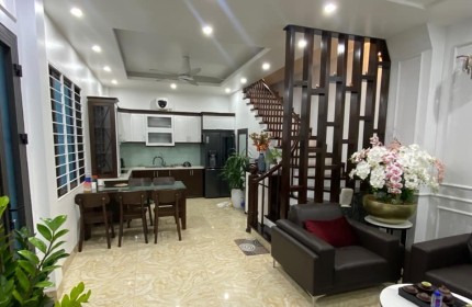 Cô họ nhà em có bán căn nhà phố Tây Sơn, DT 40m2 x 5 tầng, nhà 2 mặt ngõ, 20m ra phố, nội thất xịn sò, ngõ thông kinh doanh ác liệt, nhà đẹp ở ngay