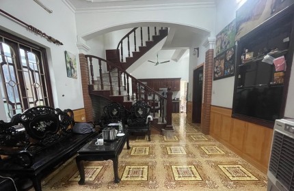 Bán nhà Ngọc Lâm - nhà rộng 40m2, 3 tầng x 3 ngủ, ở sướng, giá nét 3 tỷ, full nội thất