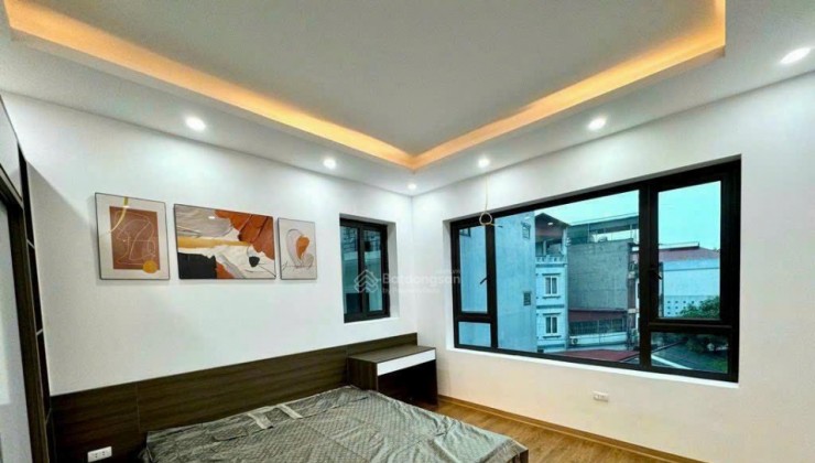 Nhà Thạch Bàn Long Biên 31m2x5 tầng giá 4 tỷ, cách 20m ra đường ô tô tránh có vỉa hè đỗ ngày đêm