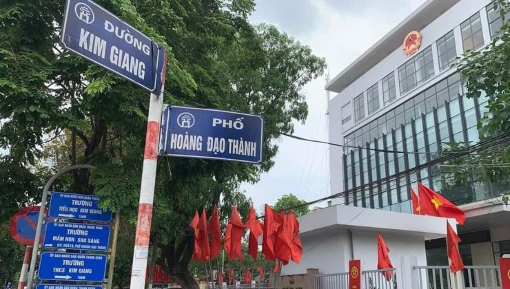 Bán nhà dân xây phân lô Hoàng Đạo Thành, vỉa hè 2 ô tô tránh, kinh doanh 2 mặt ngõ, thang máy, full nội thất