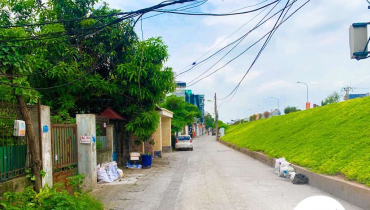 Mặt đê Ngọc Thụy, nhà vị trí đẹp oto tránh kinh doanh, 310m, mặt tiền rộng: 10m, 31 tỷ 9