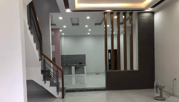 Bán gấp căn nhà Phạm Văn Hai, Tân Bình, Xe hơi ngủ trong nhà. 80m², 3 tầng,
Nhỉnh 11 tỷ.