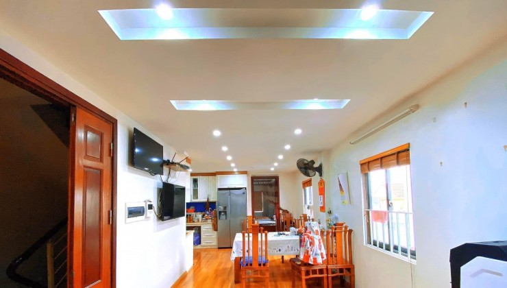 Bán Nhà Phân Lô Cầu Giấy, Phố Vip Đỗ Quang 52m x 5T x Mt 4.6m. Giá hơn 20 tỷ.