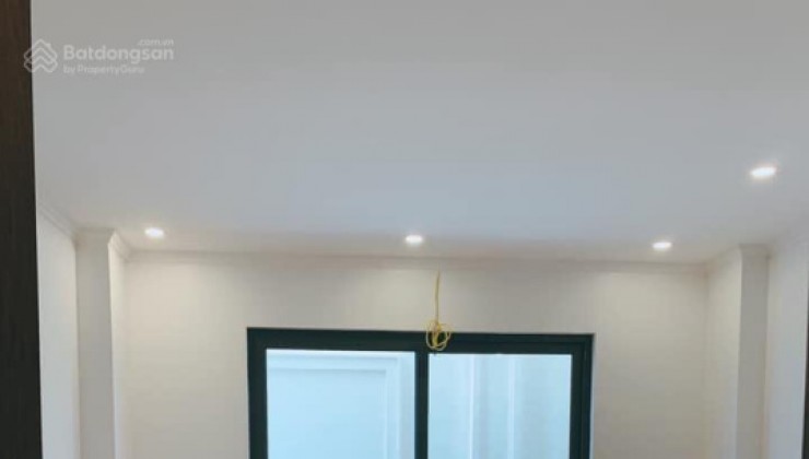 Bán nhà Ngọc Thụy 30m2 x 5 tầng, ngõ 2,3m cách 10m ra đường ô tô, gần công viên, hồ Ngọc Thụy