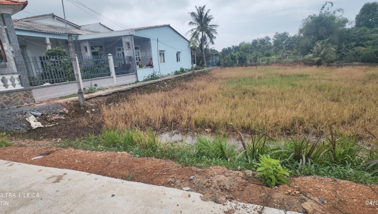 Bán lô đất lúa 4 mặt tiền chuyển thổ phân lô giá 2,6 tỷ