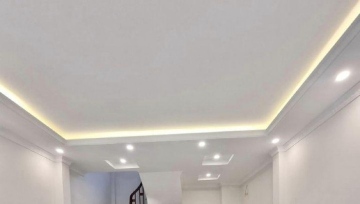 Nhà Thạch Bàn Long Biên 31m2x5 tầng giá 4 tỷ, cách 20m ra đường ô tô tránh có vỉa hè đỗ ngày đêm