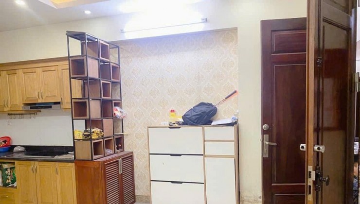 Bán nhà Võ Chí Công 30m2- 6 tầng, mặt tiền 4.2m, giá 6 tỷ còn thương lượng.