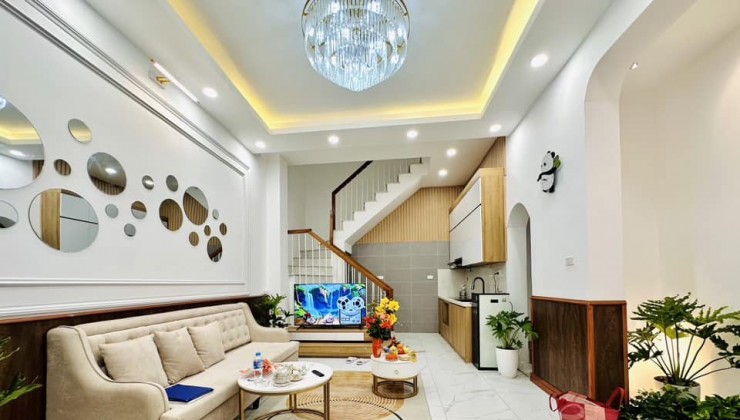 Bán nhà phân lô Nguyễn Chí Thanh, 40m2, MT 5.6m, ngõ rộng, thông, 20m ra mặt phố, nhà mới, ở ngay, giá 6.5 tỷ