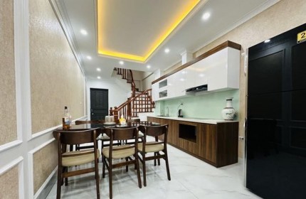 SIÊU PHẨM HIẾM- LÔ GÓC - TRUNG TÂM VIỆT HƯNG -VỊ TRÍ VIP - PHÂN LÔ - Ô TÔ ĐỖ TRƯỚC CỬA - AN NINH ĐỈNH - TẶNG FUL đồ