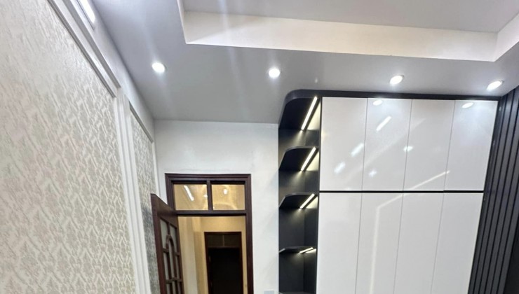 Bán nhà Cầu Giấy, 43m2 x 5T, Nhà đẹp, Ngõ thông, 3 gác tránh, nhỉnh 8 tỷ