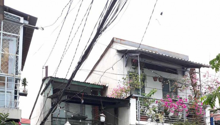 Mảnh đất vàng với diện tích lớn 1.350m² (ngang 35m, dài 38m), giá cực kỳ hấp dẫn chỉ 32 tỷ, nằm ngay trung tâm Quận 7, cách mặt tiền Huỳnh Tấn Phát