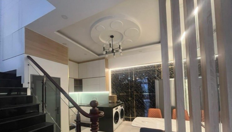 NGANG 5.61.. . NỞ HẬU 7.65M. . DÀI 21.5M PHƯỜNG TÂN QUY QUẬN 7. 60M RA ĐƯỜNG SỐ 77 140M2..