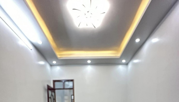 Bán nhà Cầu Giấy, 43m2 x 5T, Nhà đẹp, Ngõ thông, 3 gác tránh, nhỉnh 8 tỷ