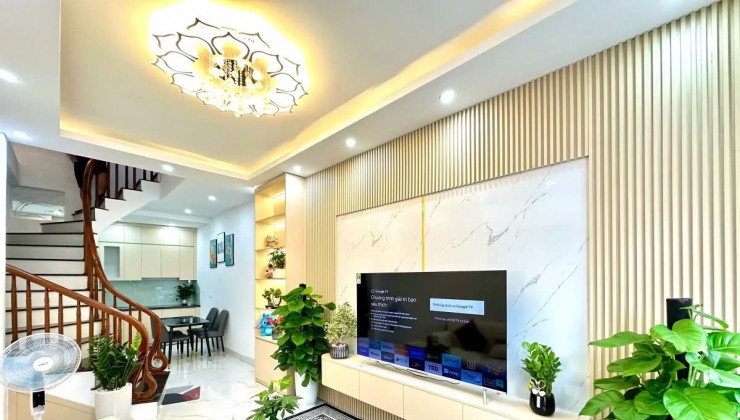 Đường Láng Vip của Vip khu Đống Đa - Cầu Giấy, trước nhà ô tô tránh nhau thoải mái 33m2 x 5 tầng 8.2 tỷ